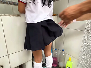 Padrastro Pervertido se pone Horny Viendo Como su Hijastra Flaca de 18 a&ntilde_os Lava sus Calzoncitos