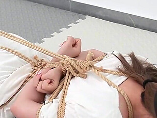 My Girlfriend Was Bound and Tied up with Rope, Experienced a Vibrating Orgasm, and Was Barefoot.