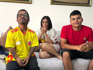 Mi mejor amigo llorando mientras me cogia a su cachonda esposa por perder la apuesta del partido de Colombia vs Portugal.