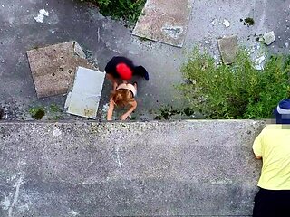 un voyeur espionne un couple baiser