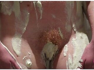 Petit Essai Dargile Blanche Sous La Douche