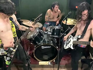 Hardcore en ensayadero h&uacute_medo &ndash_ 3 cuerpos, una explosi&oacute_n de ruido /Limpieza Social