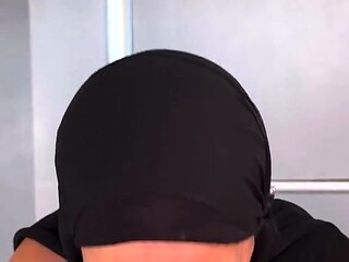 Hijabi slut Aaliyah Yasin gets a facial cumshot from her