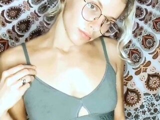 Amateur Webcam Cute Teen Plays Solo with Big Dildo