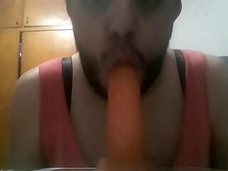 Chupando el juguetes de mami
