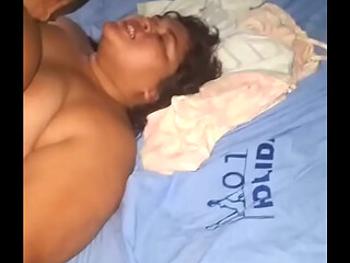 Minha putinha BBW servindo de marmita para meu amigo dotado