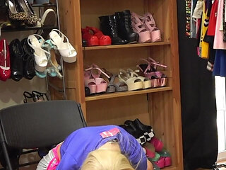 Bts - Petite Kenzie Reeves Spreads Her Ass in a Heated Photoshoot!