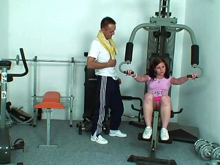 Amateur GF gives sloppy blowjob then gets fucked at the gym