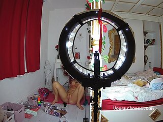 Lantaland - Steaming Stunner Taunts Knockers On Webcam