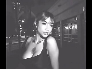 Maria Becerra modelando