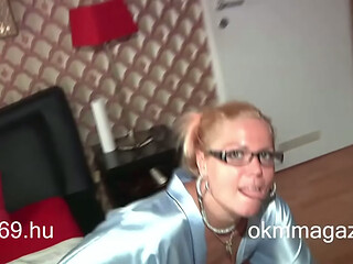 Vicky Wilfing, die wundersch&ouml_ne MILF, musste dringend pinkeln.
