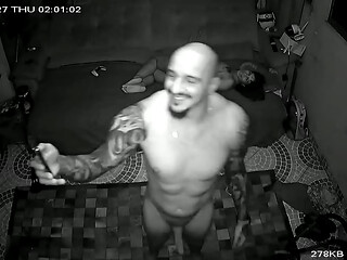 Amante manda um beijo pro corno pela c&acirc_mera de seguran&ccedil_a depois de comer a mulher dele.