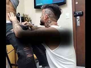Ajoelhado testando o &acirc_ngulo da tatuagem