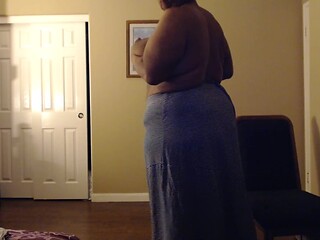 Chubby babe's big booty farts