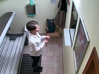 Sexy MILF enjoys the solarium