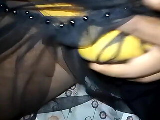 The Yellowish-yellowish Is the Black Black Black Gow and Puts the Tea