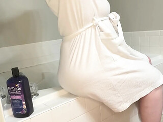 Kinky Katie BBW MILF dildos herself in a new bathtub