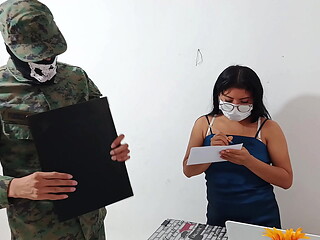 O soldado transou com a vendedora venezuelana pela primeira vez. Ela faz isso para obter benef&iacute_cios colaterais e curtir sexo no trabalho.