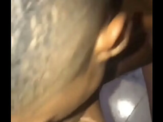 O mlk hetero tava cheio se tesao querendo que eu matasse ele e chegou na hora ele caiu de boca no meu pau tamb&eacute_m