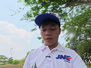 Deliveryman Gets Lucky to Fuck Hot Momi Itha