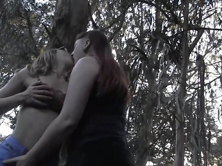 2 Women Are Walking and Want to Try Sex Outside and Love It!