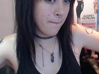 Amateur model chats live and shows off her body