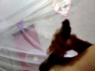 Homemade: I masturbate lying in bed and end up cumming