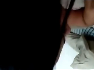 Marido corno esculta os gemidos da esposa novinha e pega ela dando para o funcionario no fundo da loja