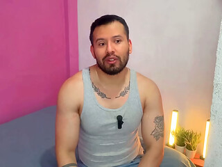 Capataz dotado de la finca rellena el culo de un pasivo culon a pelo! se lo folla en el suelo de los corrales de la finca! Relato sexual