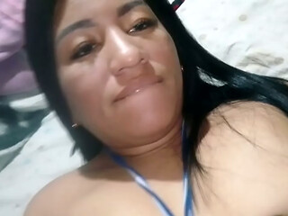 Me masturbo mientras estoy sola con mi vecino