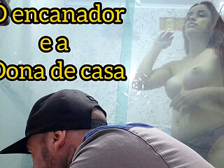 Dona de casa no banheiro com encanador fazendo manuten&ccedil_&atilde_o!