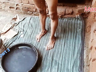 An Indian girl taking off her bath! Then seeing the scene ahead, you will also become crazy Mam98