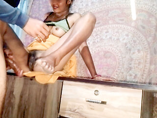 Desi aunty rat me akela mila chod diya