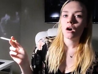 Vadia Jovem Fumante Faminta Por Nicotina