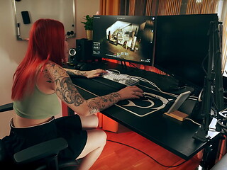 Gamer Girlfriend Gets Her Pussy Licked and Fucked While Playing PC Games