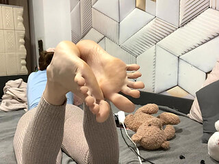 Touch yourself while my FEET ignore you