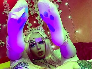 Blonde solo jerking off