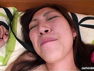 Asian woman Zhang Li gets her wet pussy fucked in her stockings
