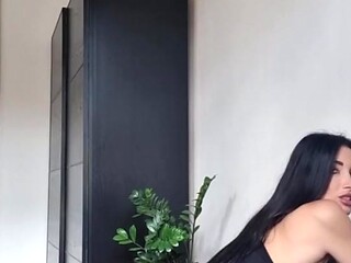 Solo GF plays with herself during a workout