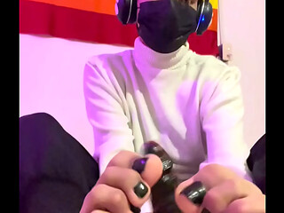 Los pies de Luminita tan bonitos haciendo un footjob a un dildo :3