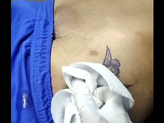 Cliente gemendo de dor mas o pau pulsava forte no short sem cueca