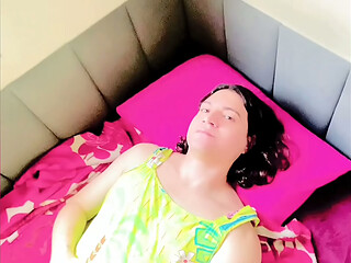 Travesti usa vestido curto mostrando as lindas pernas