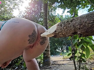 Quando fasso xixi no mato penso seriamente em enfiar esta tora de madeira no meu cu pois estava cosando