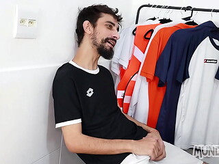 Comi meu parceiro do futebol no vestiario!