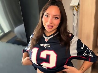 NFL star gets nailed by a sexy fan during halftime show