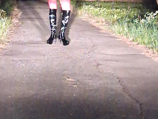 Sissy Sandra-Kim outdoor Heelswalk mit S-cup Titten