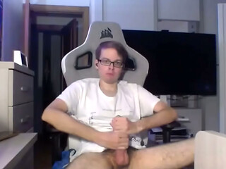 Nerd jugando con su poll&oacute_n