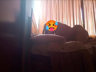 AMIGO DE MI ESPOSO ME DESPIERTA PARA CACHAR ANTES QUE LLEGUE MI ESPOSO