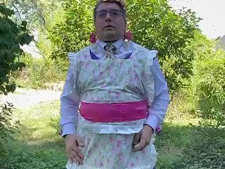 In gardener's clothes to pee on oneself