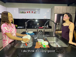 El Momento M&aacute_s Caliente: Mi Mejor Amigo Follando a Mi Mejor Amiga en la Cocina Mientras Yo Hablaba Sin Saber Nada